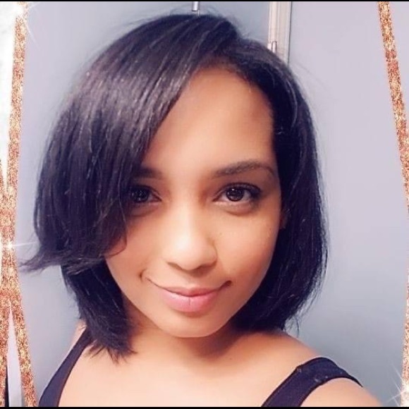 Meet Your Posher, Dee!💋 - Picture 1 of 1